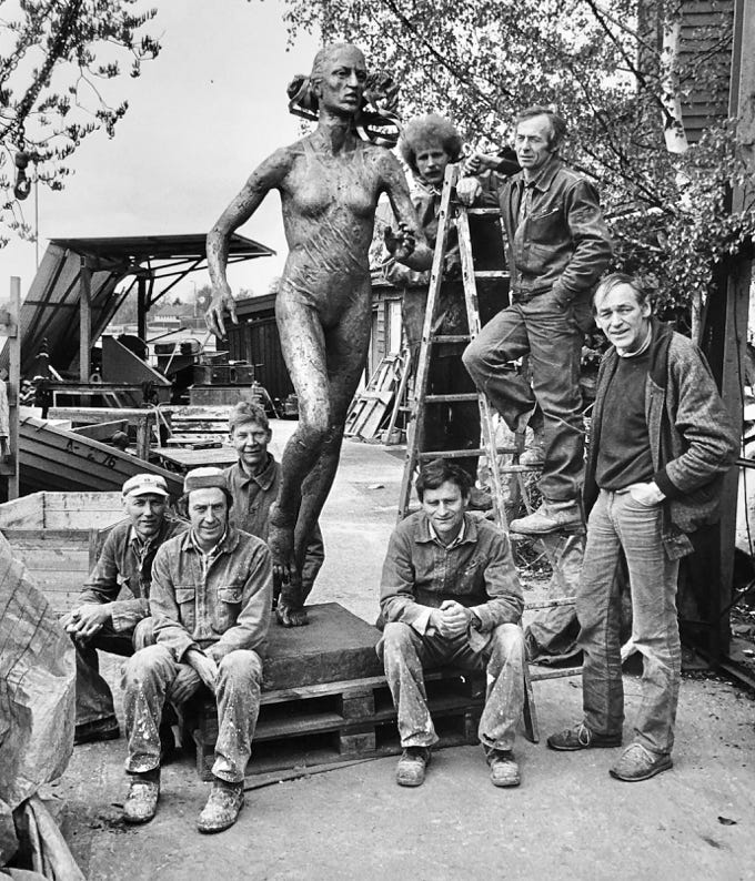 Nils Aas, til høyre med skulpturen av Grete Waitz sammen med støperne til AS Bronseskulptur. 