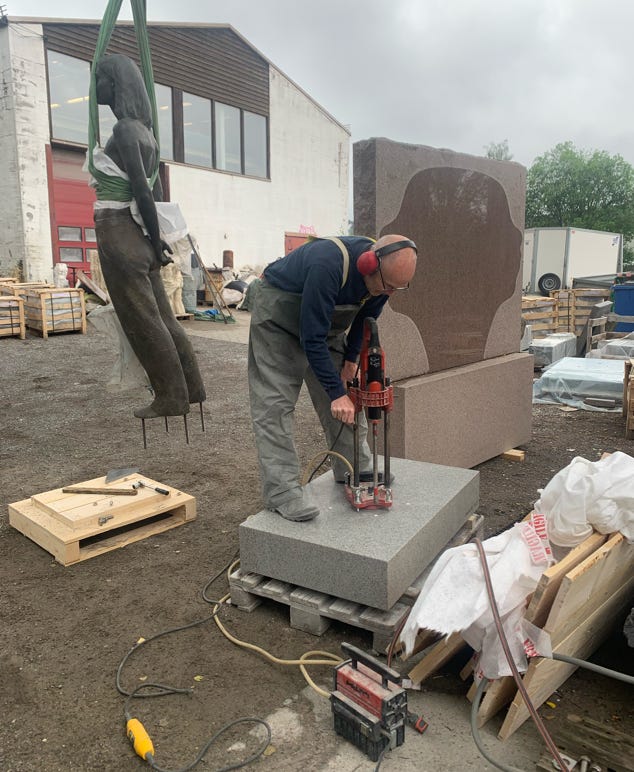 montering av skulptur på sokkel. «Et portrett av en modig kvinne» av Håkon Anton Fagerås