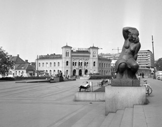 Rådhusplassen med en av Emil Lies fire sittende kvinnefigurer